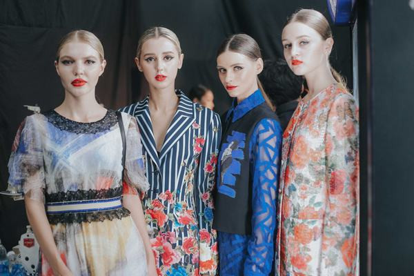 Những xu hướng trang điểm gây sốt trên sàn diễn Vietnam International Fashion Week Xuân Hè 2019