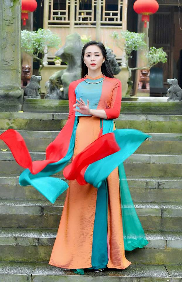 Nữ hoàng hoa hồng Thanh Hương duyên dáng trong BST áo dài color block