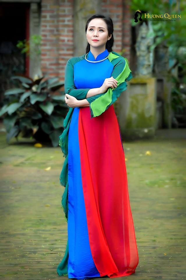 Nữ hoàng hoa hồng Thanh Hương duyên dáng trong BST áo dài color block