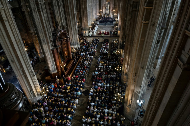 Người Công giáo Paris cầu nguyện cho lễ Phục sinh sau vụ hỏa hoạn nhà thờ Đức Bà