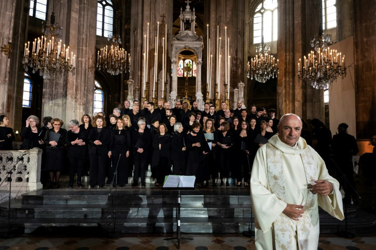 Người Công giáo Paris cầu nguyện cho lễ Phục sinh sau vụ hỏa hoạn nhà thờ Đức Bà