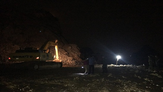 Suốt đêm tìm kiếm công nhân bị đá vùi lấp ở Quảng Ninh
