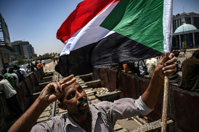 Lãnh đạo quân đội Sudan cam kết sẽ trao quyền lực cho nhân dân