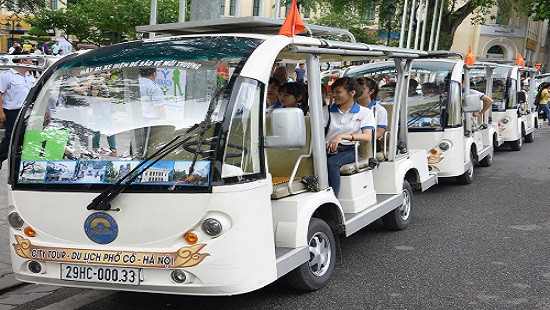 Vi vu phố cổ Hà Nội bằng xe điện thân thiện với môi trường