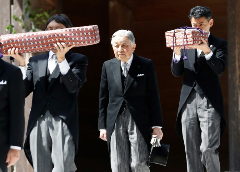 Nghi lễ thoái vị của Nhật Bản: Căn phòng thông, viên ngọc, thanh kiếm và tấm gương