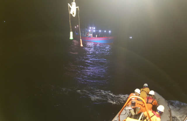 Cấp cứu thuyền viên bị thương nặng ở vùng biển Hoàng Sa