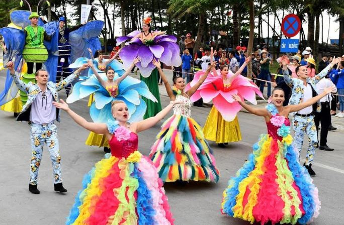 Nghỉ lễ, du khách đổ xô về Bãi Cháy tham dự diễu hành Carnaval rực rỡ