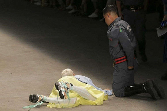 Người mẫu 26 tuổi đột tử sau cú ngã trên sàn catwalk