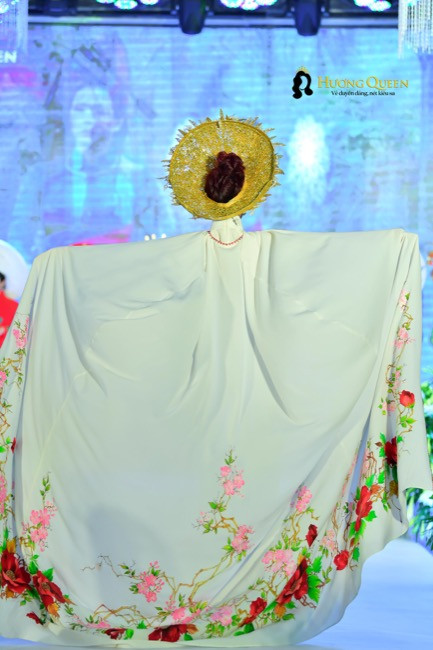 Nữ hoàng hoa hồng Thanh Hương mặc áo dài thủ đô mừng đại lễ