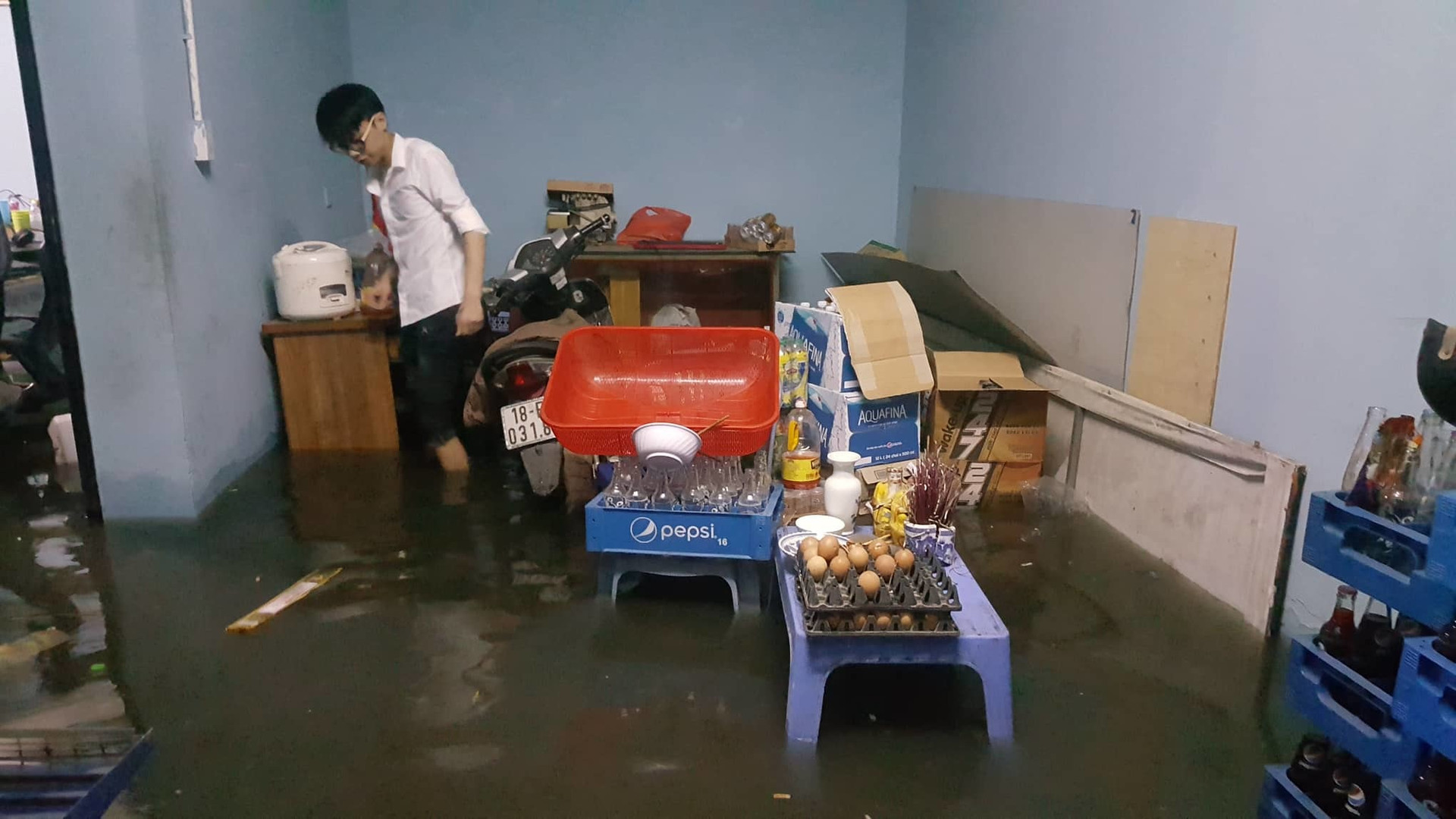 Hà Nội ngập sâu sau cơn mưa lớn, sinh hoạt người dân đảo lộn