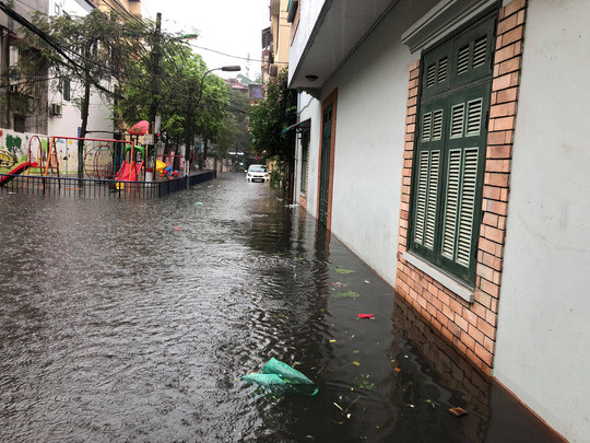 Hà Nội ngập sâu sau cơn mưa lớn, sinh hoạt người dân đảo lộn