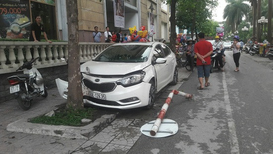 Ô tô đâm loạt xe máy ở Hà Nội, 1 người nhập viện