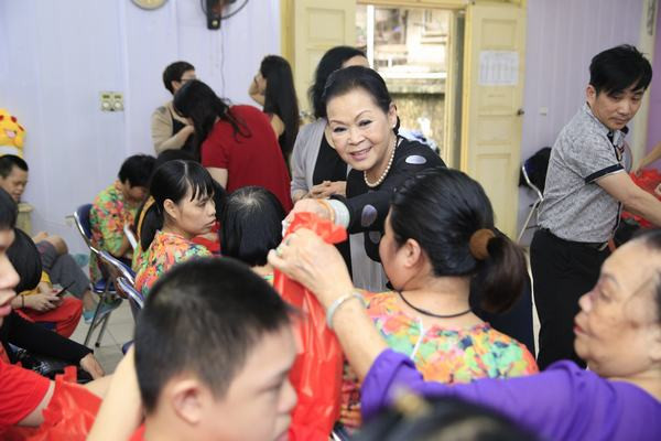 Khánh Ly trao 40 phần quà từ thiện trước show 