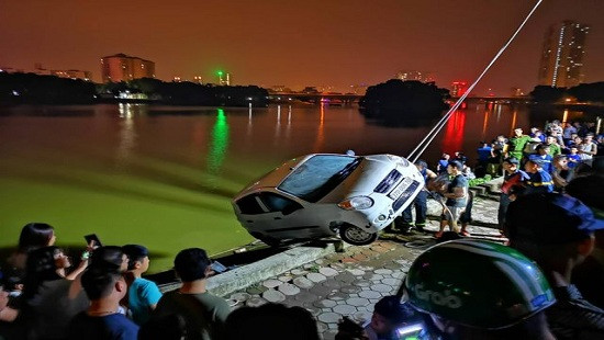 Ô tô 4 chỗ bất ngờ lao xuống hồ Linh Đàm