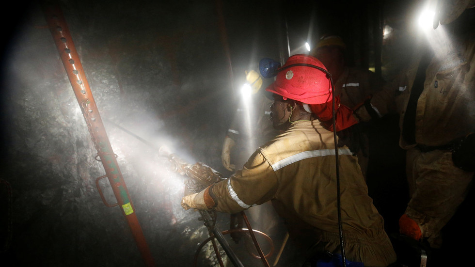 Sập mỏ bạch kim ở Nam Phi: Giải cứu 1.000 thợ mỏ, 800 người mắc kẹt