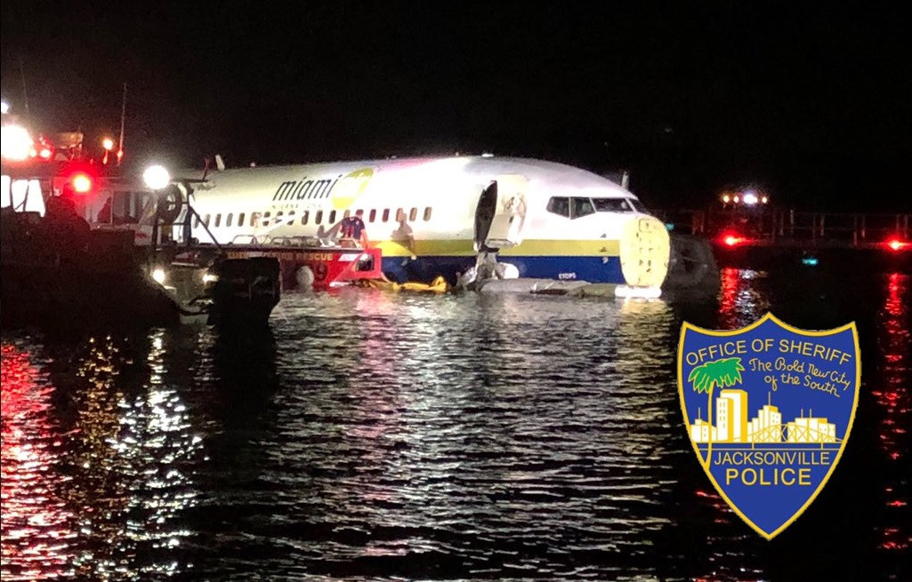 Boeing 737 chở 142 người trượt đường băng, lao xuống sông ở Mỹ
