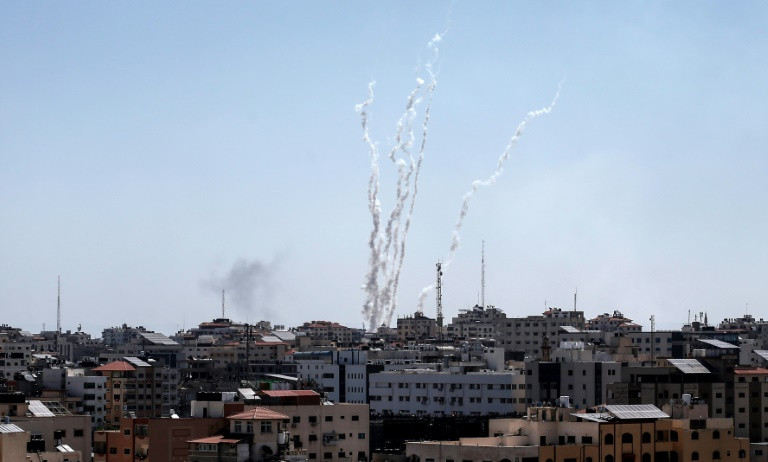 Hàng chục tên lửa bắn vào Israel từ Gaza, Israel đáp trả