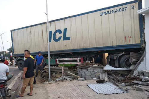 Xe container tông sập nhà dân, tài xế bị thương nặng