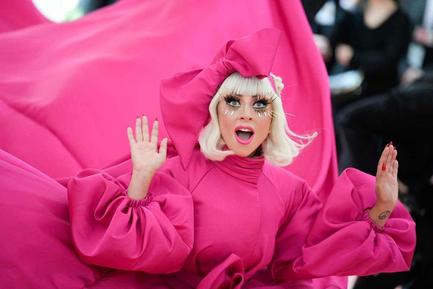 Lady Gaga lại gây bão với màn lột đồ trên thảm đỏ Met Gala 2019