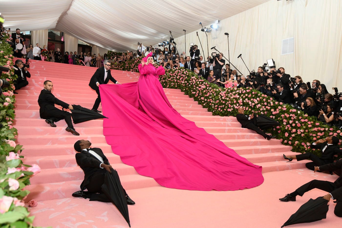 Lady Gaga lại gây bão với màn lột đồ trên thảm đỏ Met Gala 2019