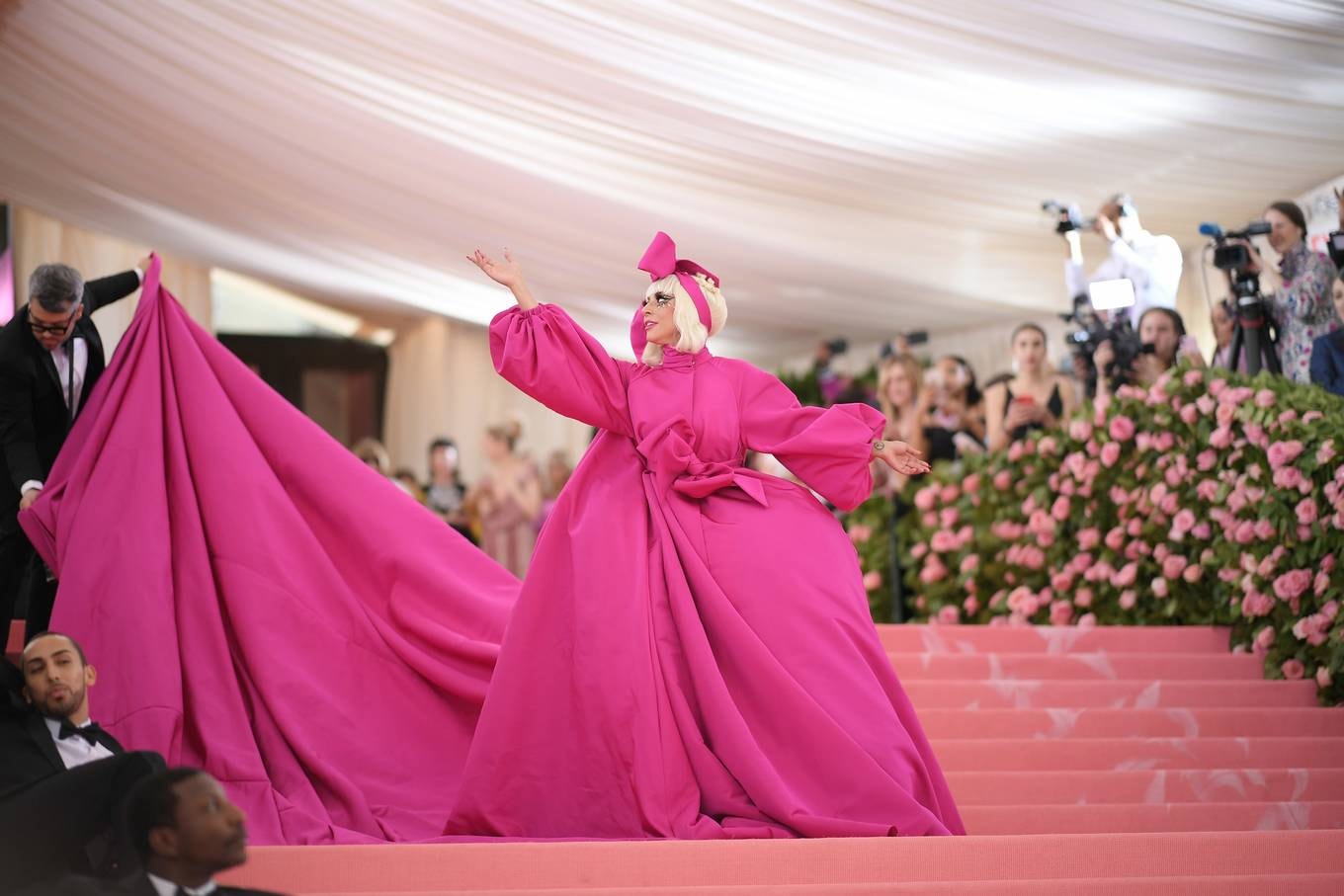 Lady Gaga lại gây bão với màn lột đồ trên thảm đỏ Met Gala 2019