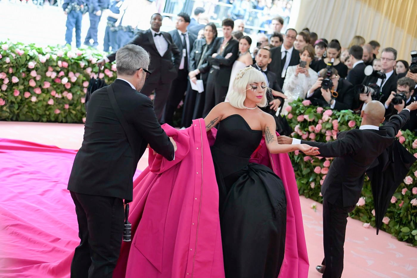 Lady Gaga lại gây bão với màn lột đồ trên thảm đỏ Met Gala 2019