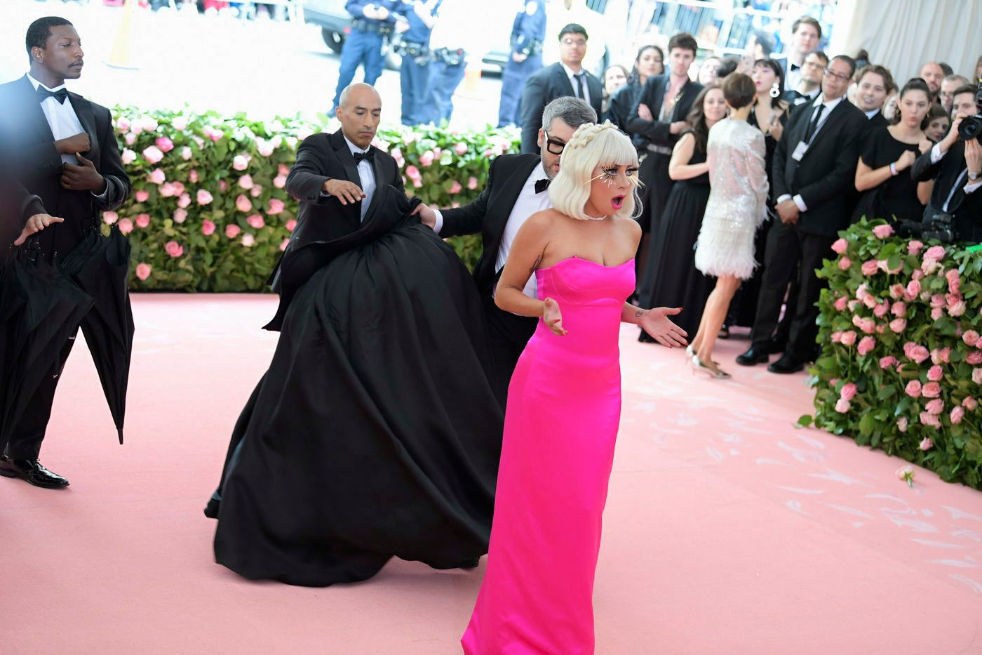Lady Gaga lại gây bão với màn lột đồ trên thảm đỏ Met Gala 2019