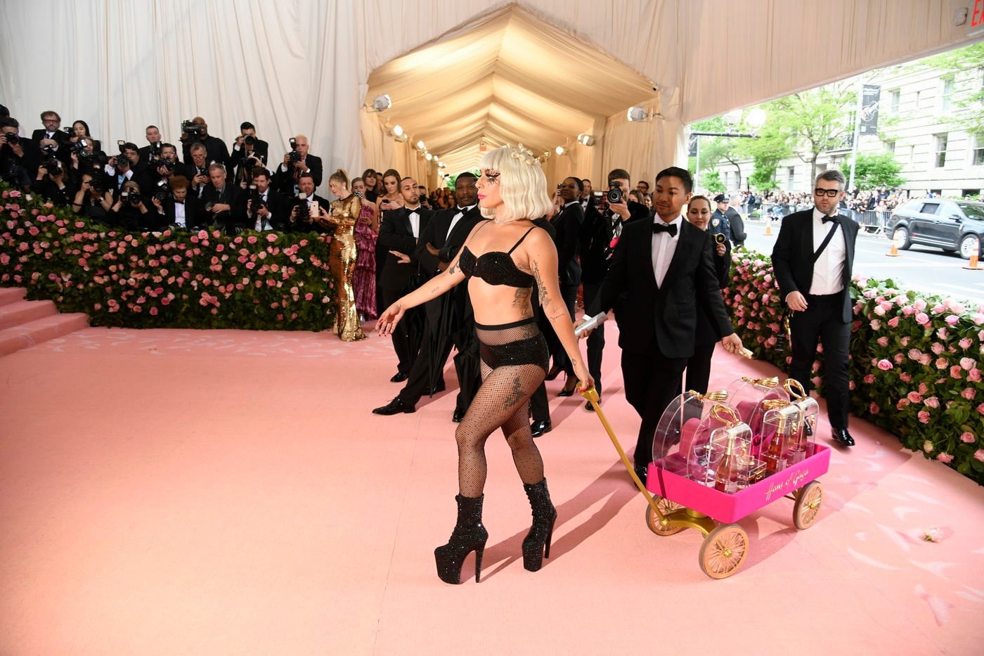 Lady Gaga lại gây bão với màn lột đồ trên thảm đỏ Met Gala 2019