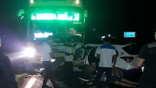 Taxi đấu đầu xe khách trong đêm, 5 người thương vong