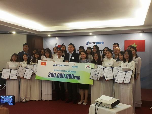 Trao học bổng Hitejinro 2019 cho sinh viên xuất sắc của Đại học Hà Nội
