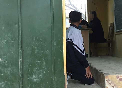 Hà Nội: Đình chỉ công tác cô giáo bắt học sinh quỳ gối