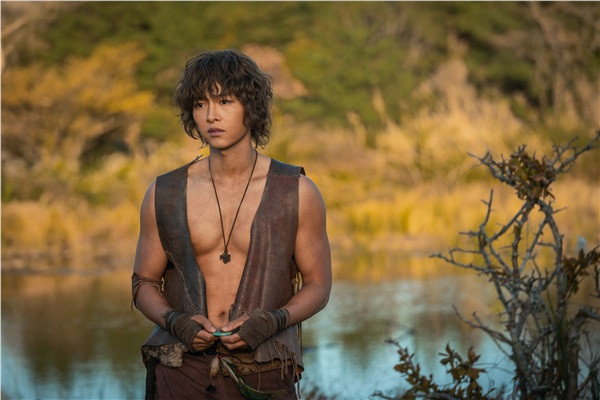 Bất ngờ với tạo hình người rừng hoang dã của Song Joong Ki trong phim mới