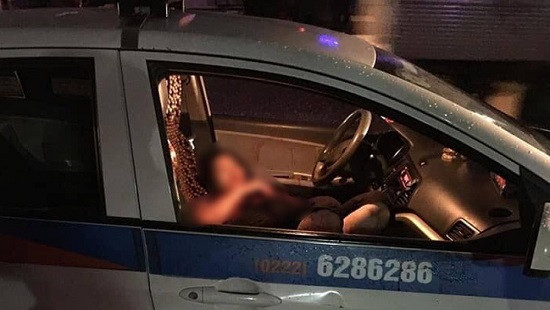 Người đàn ông tự sát sau khi đâm gục cô gái trong xe taxi