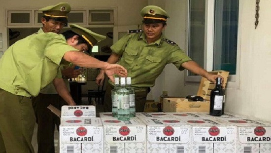 Quảng Bình: Bắt giữ gần 400 chai rượu nhập lậu