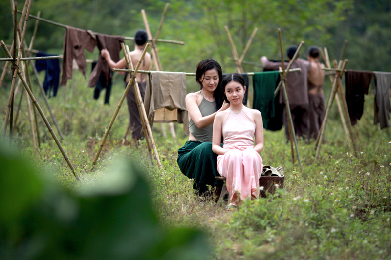 Nữ diễn viên Việt 13 tuổi đóng cảnh người lớn gây tranh cãi 