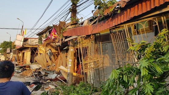 Xe container tông sập hàng loạt nhà dân ở Nam Định