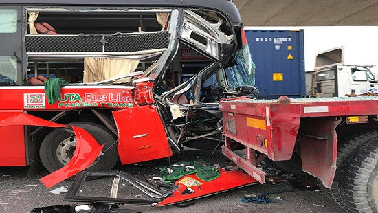 Xe khách tông thẳng vào đuôi xe container, một người tử vong