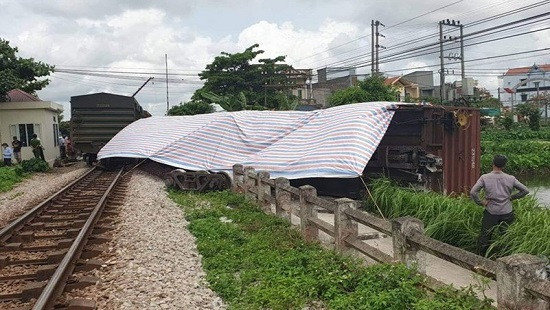Nguyên nhân khiến tàu hỏa trật bánh ở Nam Định