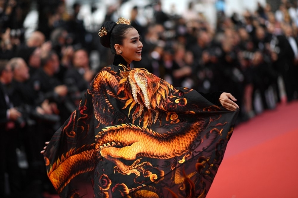 Diện áo dài thêu rồng, Trương Thị May xuất hiện nổi bật trên thảm đỏ LHP Cannes