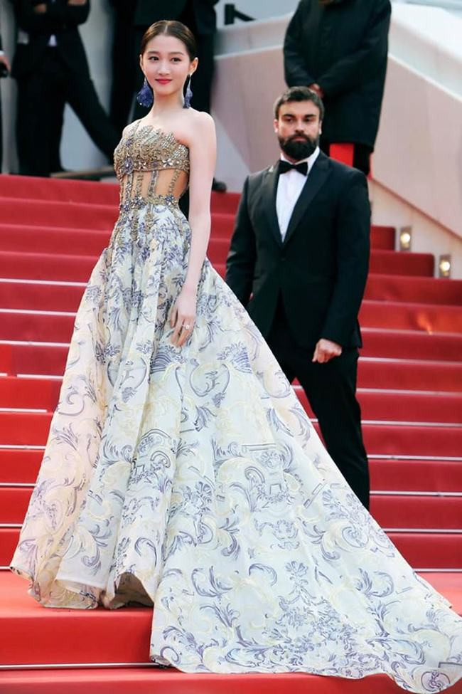 Dàn mỹ nhân xinh đẹp “nghẹt thở” với váy áo Versace trên thảm đỏ LHP quốc tế Cannes