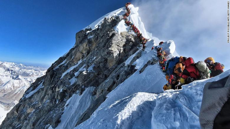 Chuyển động thế giới 25/5: “Tắc đường” trên đỉnh Everest, nhiều người leo núi bỏ mạng