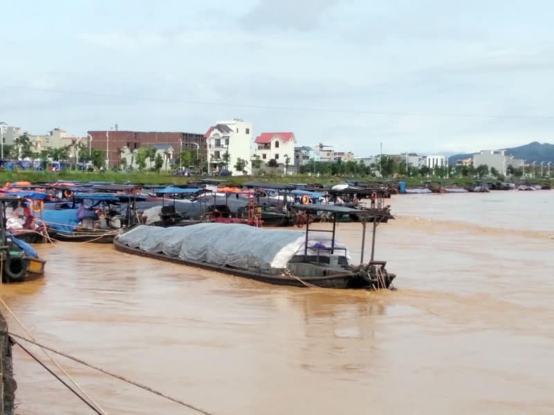 Mưa lũ ở Móng Cái làm nhiều đò chở hàng bị đắm, một người mất tích