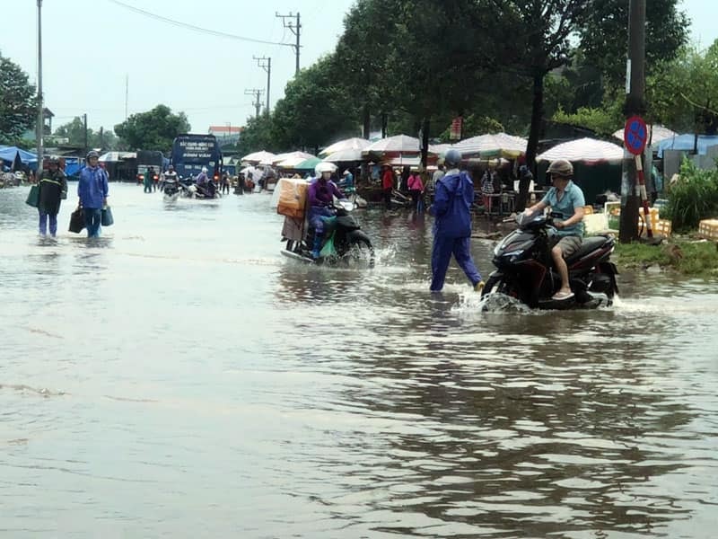 Mưa lũ ở Móng Cái làm nhiều đò chở hàng bị đắm, một người mất tích