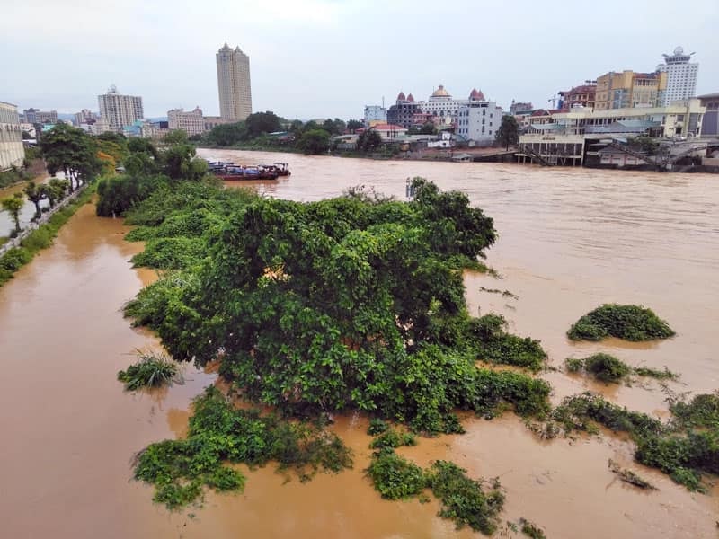 Mưa lũ ở Móng Cái làm nhiều đò chở hàng bị đắm, một người mất tích