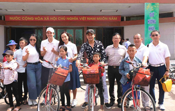Thúy Hằng – Thúy Hạnh trao quà cho trẻ em mồ côi khó khăn và khuyết tật tại Quảng Bình 