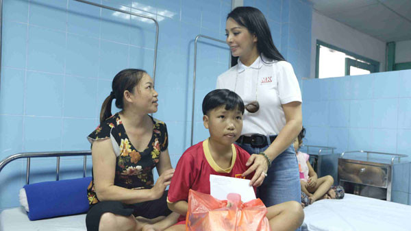 Thúy Hằng – Thúy Hạnh trao quà cho trẻ em mồ côi khó khăn và khuyết tật tại Quảng Bình 