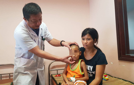 Căn bệnh khiến cậu bé 5 tuổi bị tụt não xuống mũi