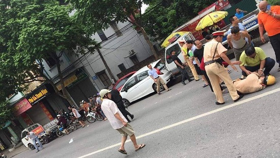 Hà Nội: Thanh niên xăm trổ tông gục trung uý CSGT khi bị kiểm tra