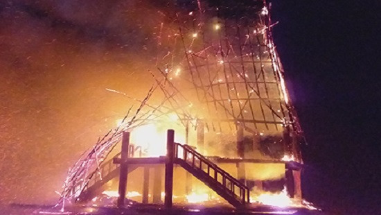 Nhà rông truyền thống bị sét đánh cháy