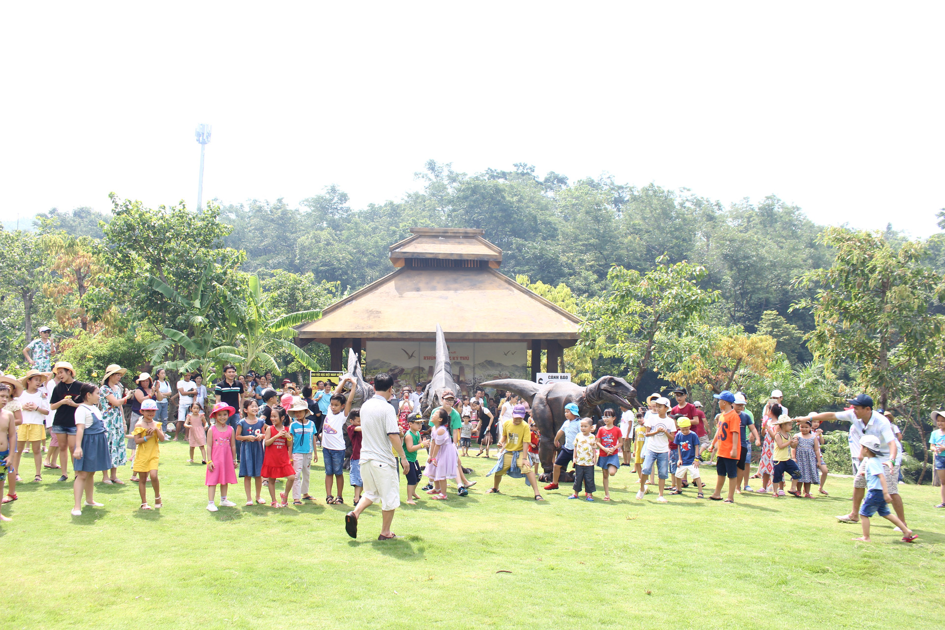 Hàng nghìn trẻ em được vào cổng miễn phí và nhận quà tại khu du lịch Núi Thần Tài